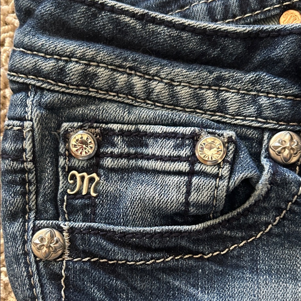 Miss Me⚜️Medium Blue Cropped Capri Jeans💙Cross Embellishment JP5490P Size 29 - Picture 11 of 14